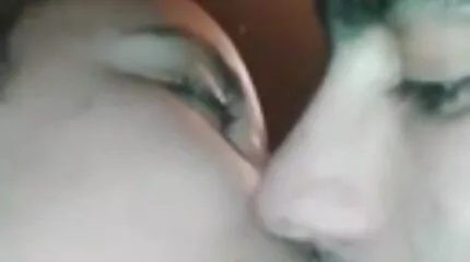 ผมบลอนด์สองคนกับผมสีน้ำตาลอยู่บนเตียงมีเพศสัมพันธ์ วีดีโอ โปั