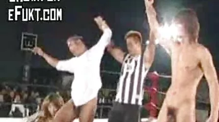 เพื่อนกระตุกกระเจี๊ยวด้วยขาของความงามและ ดู คลิป วีดีโอ โป๊ fucks เธอในตูด