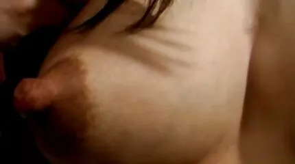 สาวหลังจาก ดู วีดีโอ โป่ blowjob ในรถ fucks กับคนรักของเธอบนโซฟา